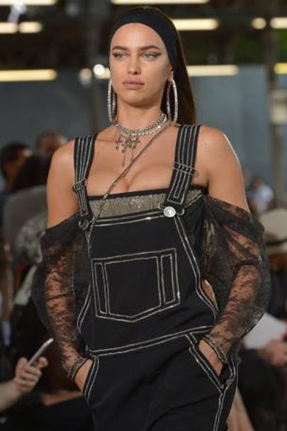 Anche la super top russa Irina Shayk, 29 anni, icona marchiata Sports Illustrated Swimsuit, al confronto con la Venera nera, praticamente sparisce. Eccola sulla passerella del fashion show di Givenchy a Parigi. (Getty Images)